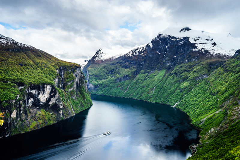 Contempla los fiordos de Noruega | Getty Images Photo by CHUNYIP WONG