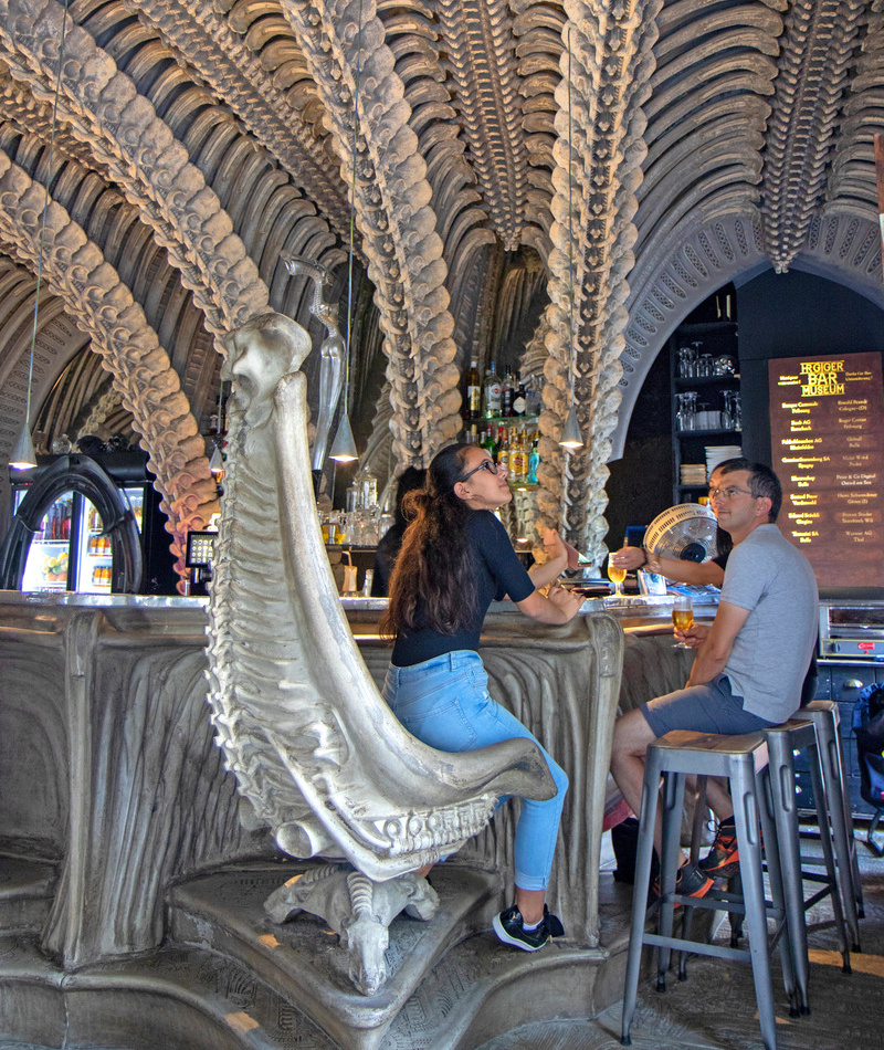 El bar del museo suizo HR Giger en Gruyeres | Alamy Stock Photo by Andrew Bain 