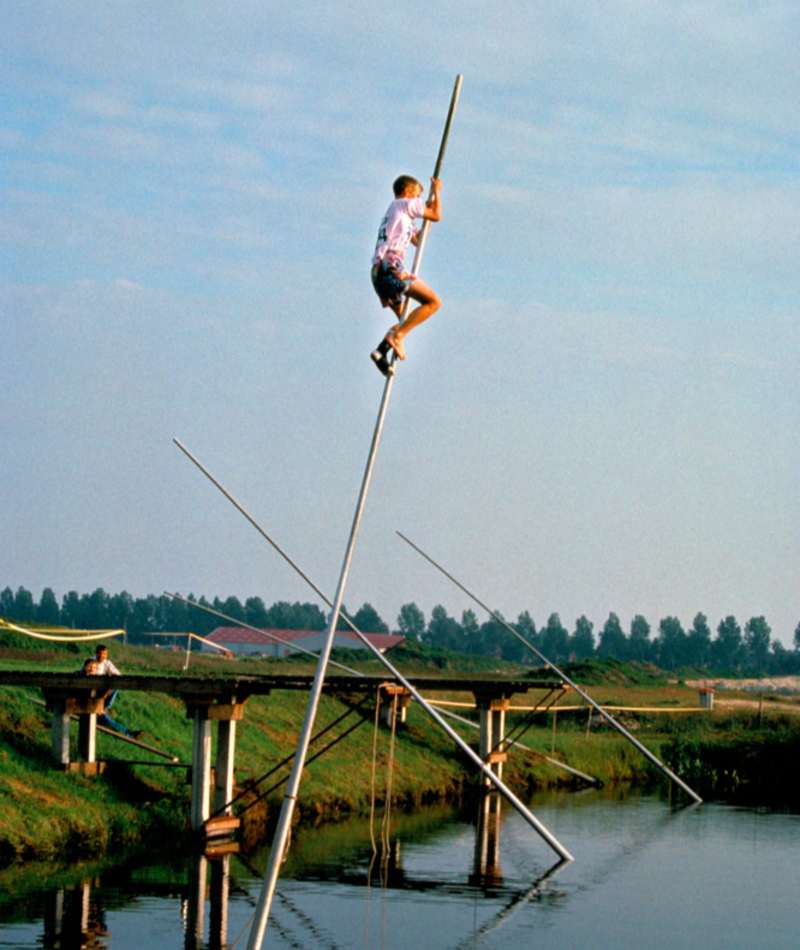 Un deporte holandés llamado Fierljeppen | Alamy Stock Photo by Barry Lewis 