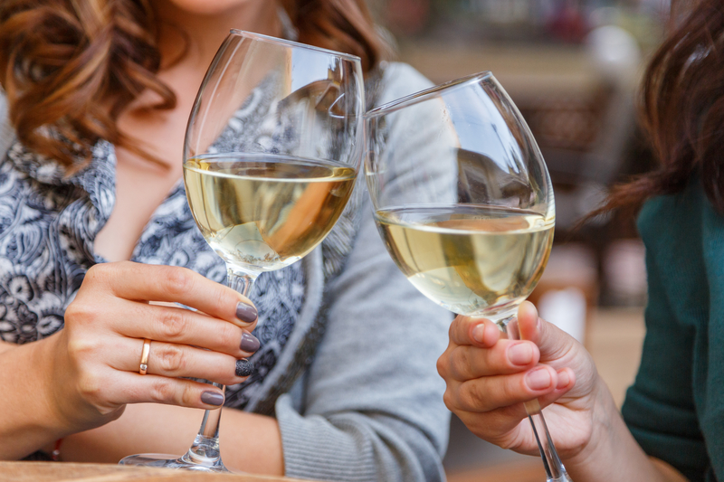 ¿Beber en Hungría? No choques las copas | Shutterstock Photo by Alexander Lukatsky