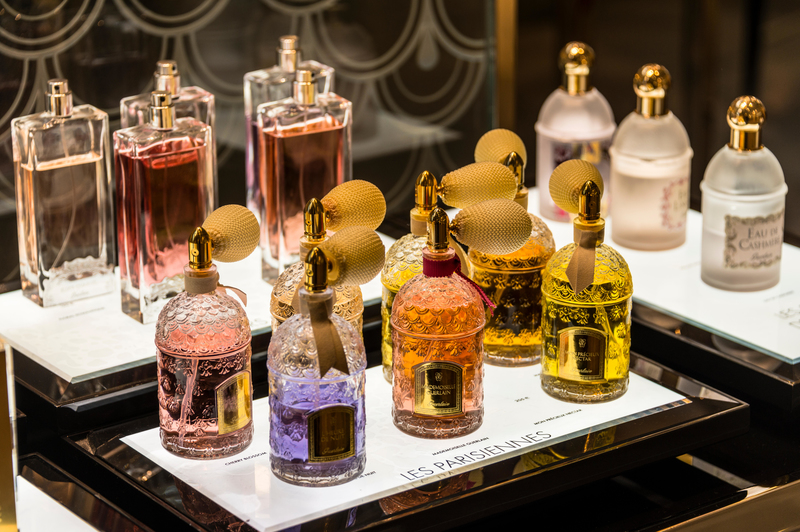 Botellas de perfume vacías | Alamy Stock Photo by Mara Brandl/imageBROKER GmbH & Co. KG