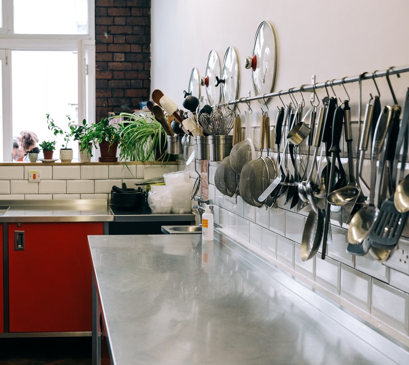 Duplicados de utensilios de cocina | Shutterstock Photo by Wirestock Creators