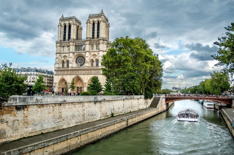 Vor dem Eiffelturm kommt die Kathedrale Notre Dame | Getty Images Photo by Aitor Muñoz Muñoz/EyeEm