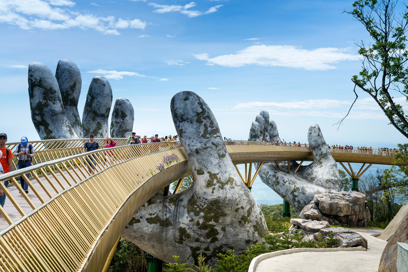 Puente vietnamita sostenido por dos enormes manos de piedra | Alamy Stock Photo by Quang Nguyen Vinh