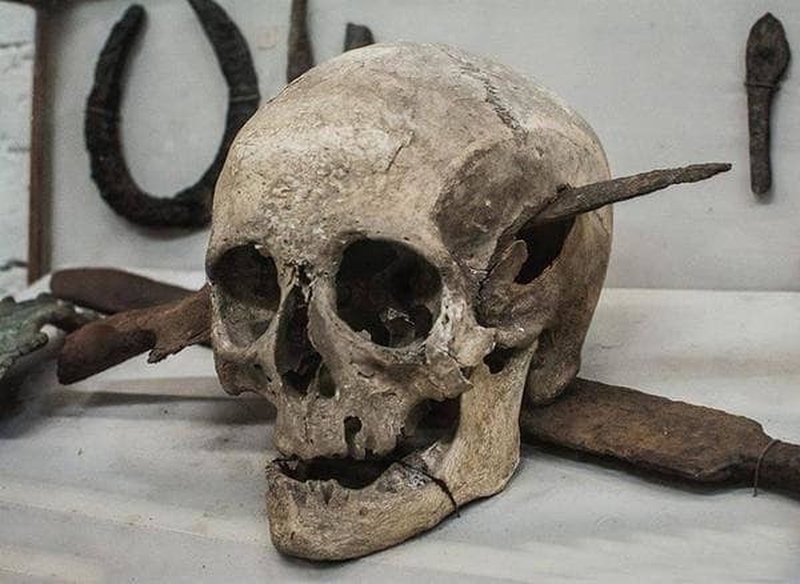 Cráneo de un guerrero romano del año 52 a.C. | Reddit.com/hollandd22