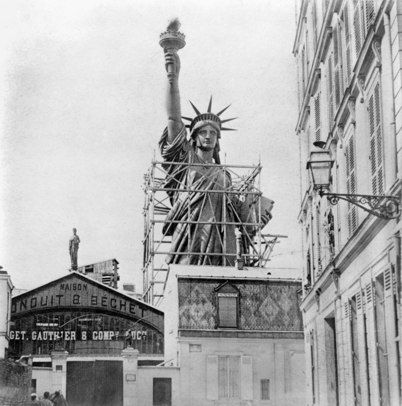 La Estatua de la Libertad cuando aún estaba en París y cubierta de cobre | Alamy Stock Photo by GRANGER - Historical Picture Archive