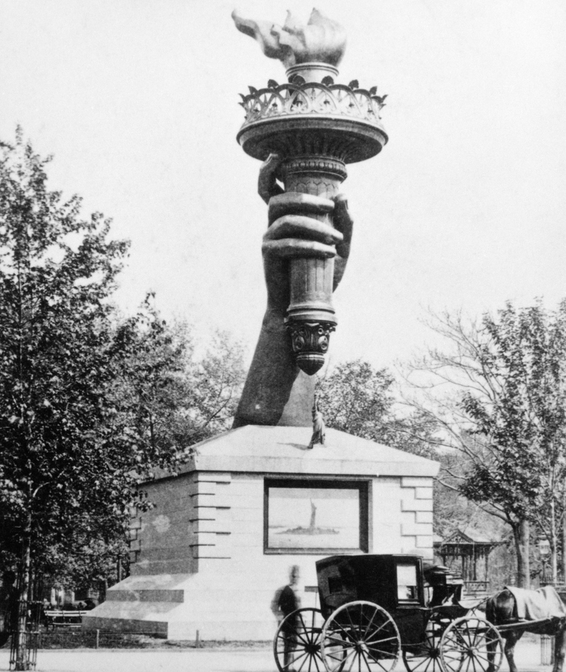 El brazo y la antorcha de la Estatua de la Libertad | Alamy Stock Photo by ClassicStock /H. ARMSTRONG ROBERTS