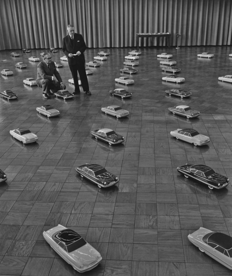 Foto de ejecutivos de Ford eligiendo colores para sus automóviles en 1953 | Getty Images Photo by FPG