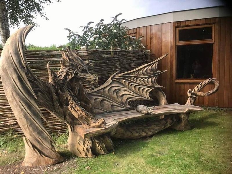 Banco de dragón en madera | Facebook/@igor.loskutow