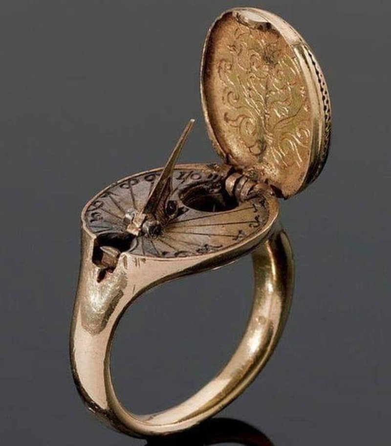 Anillo de oro del siglo XVI que incluye un reloj de sol y una brújula | Imgur.com/tHbaz1I