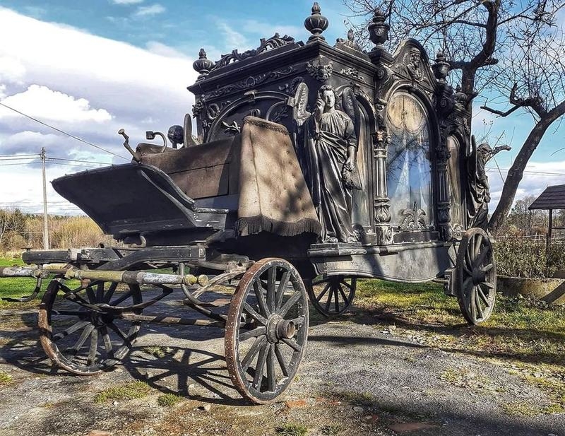 Coche fúnebre de la época victoriana en pleno rendimiento | Facebook/@SteampunkTendencies