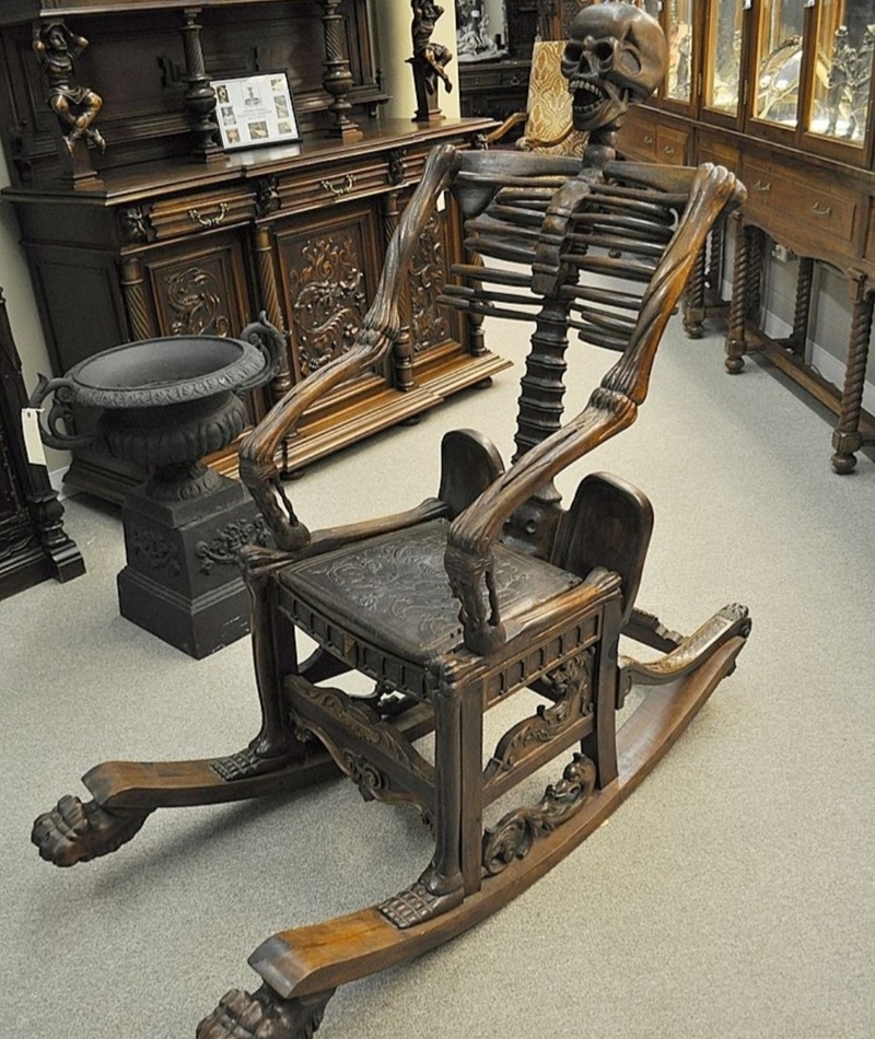 Mecedora esqueleto, fabricada en Rusia hace más de 250 años | Imgur.com/ImmortalChild