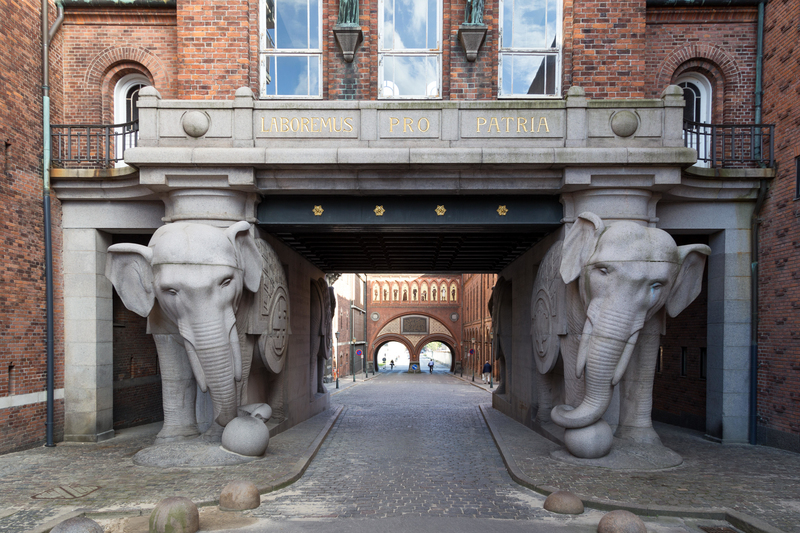 Los portones de elefantes de Copenhague, adornados con símbolos que perduran hasta nuestros días | Alamy Stock Photo by Oliver Förstner