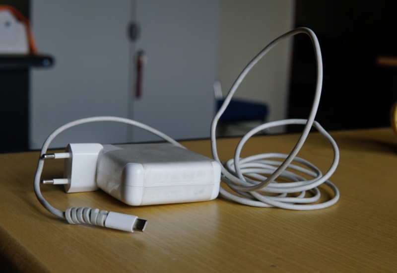 Beinchen an einem Apple-Stromkabel | Shutterstock