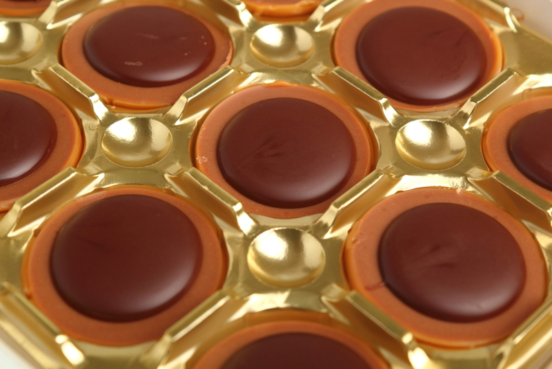 Kleine Löcher in Schokoladenschachteln | Shutterstock
