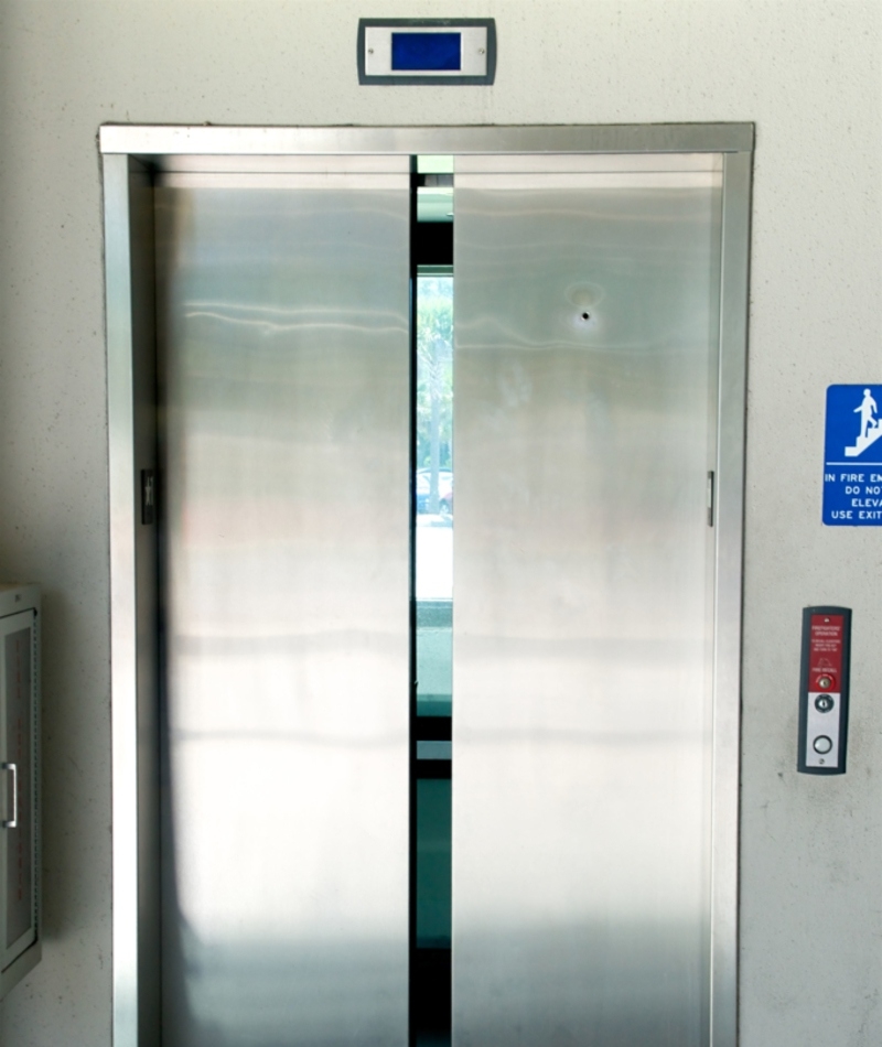 Loch in den Fahrstuhltüren | Alamy Stock Photo