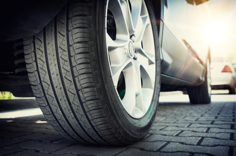 Gummihügel in der Reifenlauffläche | Shutterstock