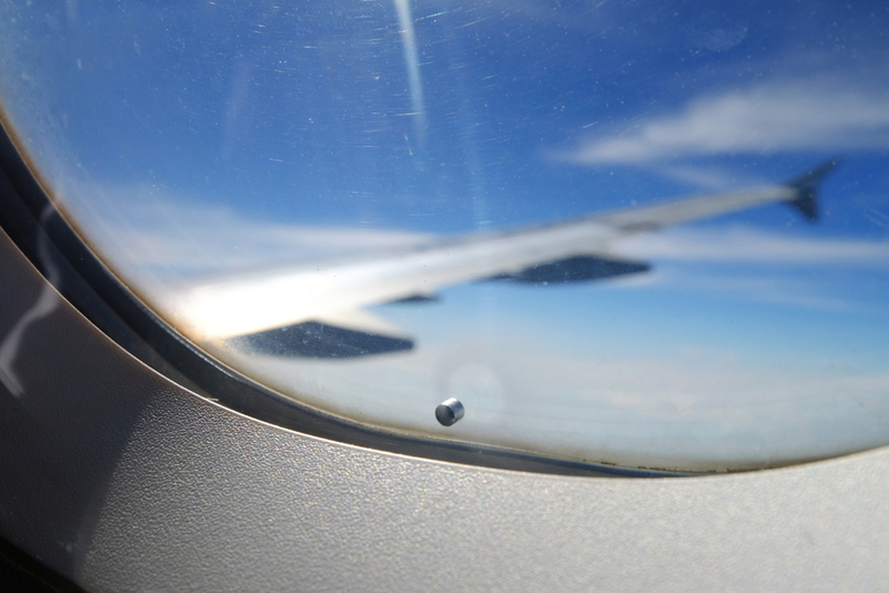 Löcher in Flugzeugfenstern | Shutterstock