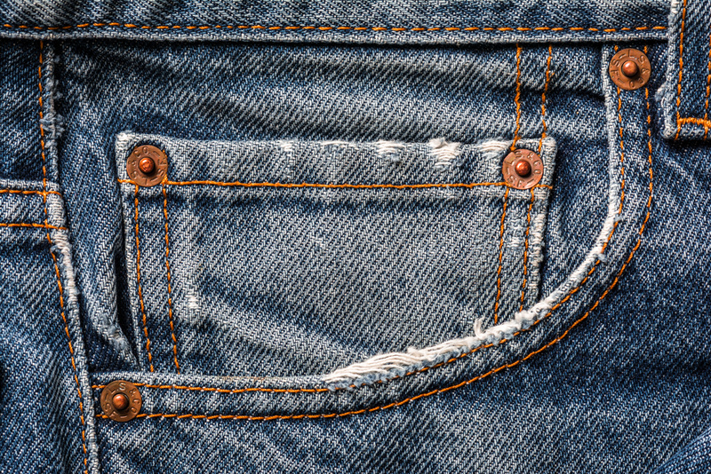 Nieten an den Taschen von Jeans | Shutterstock