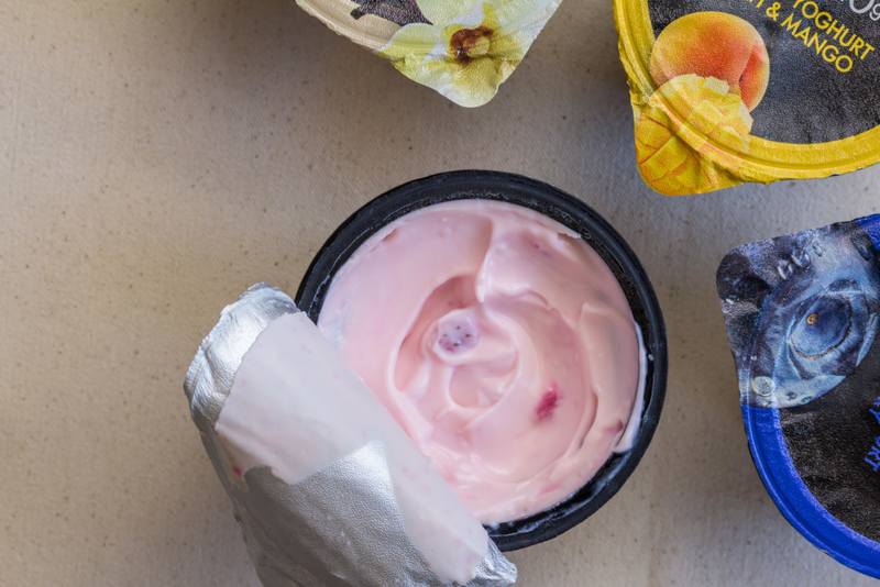 Apfelmus und Joghurt | Alamy Stock Photo