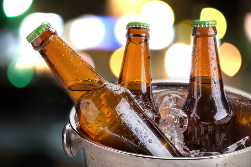 Hälse von Bier- und Sodaflaschen | Shutterstock