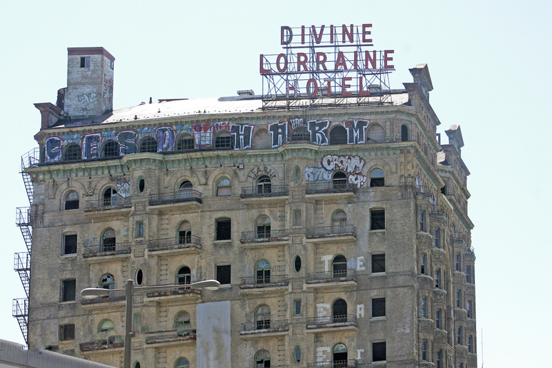 Hotel Divine Lorraine, Philadelphia | Alamy Stock Photo by Emanuel Tanjala