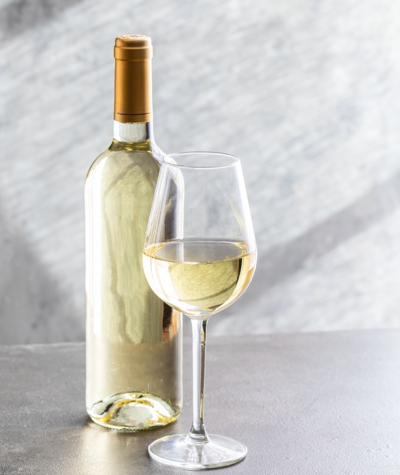 Mature White Wine | vasanty/Shutterstock