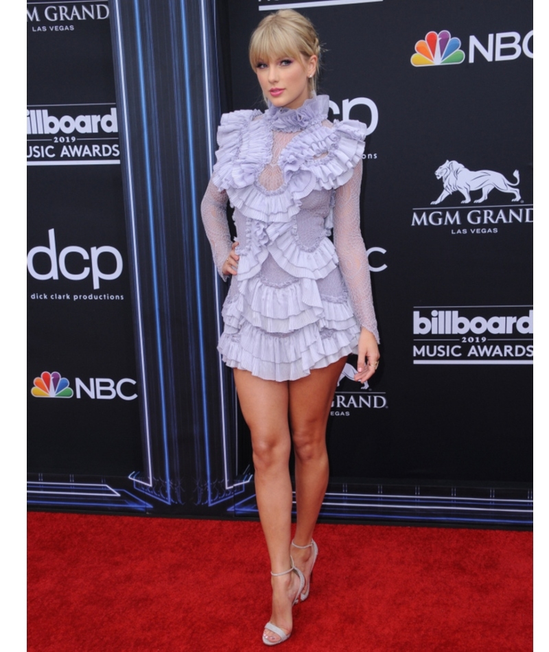 Taylor Swift – 5’11” (180 cm) | Shutterstock Photo by Tinseltown